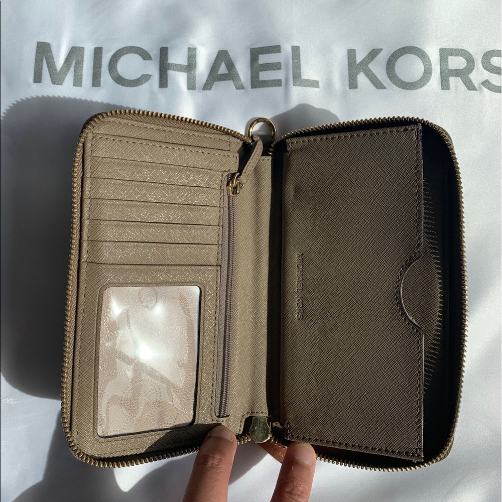 *SOLD* Michael Kors Zip Around Smartphone Wristlet - Picture 2 of 4